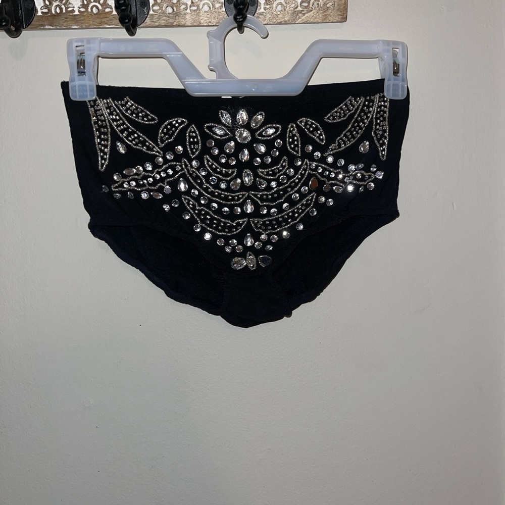 Iheartraves, M, never wore, super soft material